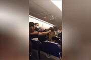 ببینید | حمله وحشیانه یک مرد به زن مسافر در کابین هواپیما؛ کشیدن مو و مشت بر صورت!