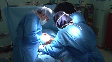 خارج کردن تومور ۷ کیلویی از دهان کودک ۱۱ ساله!/ عکس