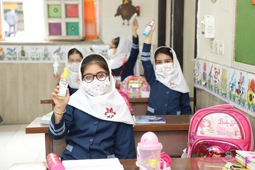 ببینید | حضور دانش‌آموزان دختر بی‌حجاب در برنامه صداوسیما