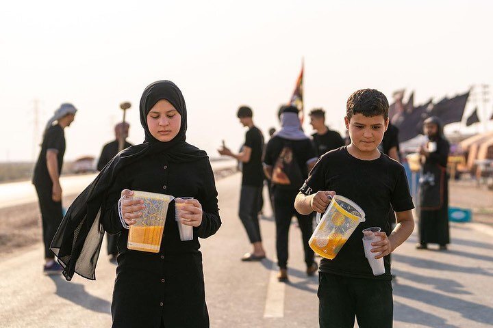 کودکان در مسیر پیاده‌روی اربعین