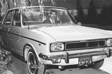 عکس | تصویر نایاب از فروش پیکان در ایران به شیخ ابوظبی در سال ۱۳۵۳