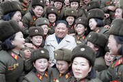 ببینید | عجیب اما واقعی؛ بدرقه اشکبار رهبر کره شمالی همراه با پریدن در آب دریا
