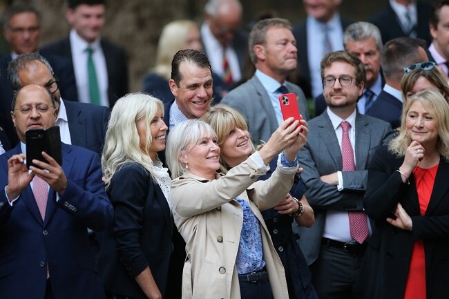 عکس | اولین سلفی با لیز تراس نخست وزیر جدید بریتانیا!