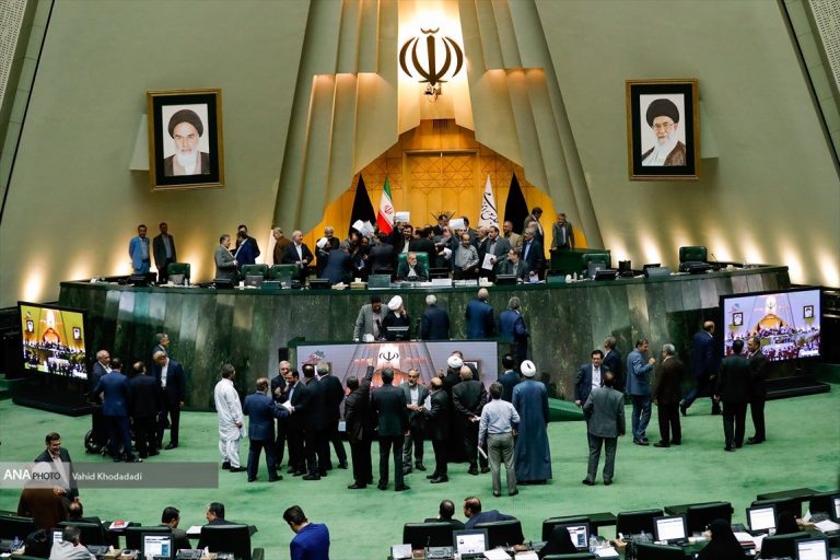 باهنر : باید به فکر تأسیس مجلس دوم باشیم / لازمه دموکراسی وجود جند حزب فراگیر، قدرتمند و صاحب متولی است