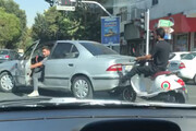 ببینید | اقدام عجیب راننده موتور وسپا؛ هل دادن سمند با پا در تهران