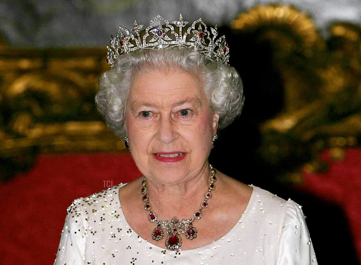 عکسl بخشی از گران‌ترین جواهرات ملکه الیزابت را ببینید