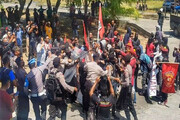 ببینید | درگیری معترضان به افزایش قیمت سوخت در اندونزی با پلیس این کشور