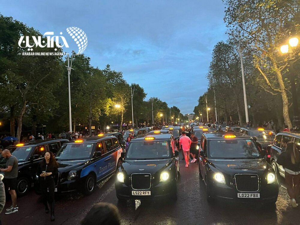 عکس | ادای احترام تاکسی‌های معروف لندن به ملکه الیزابت دوم