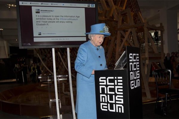 ملکه الیزابت اینگونه دنیای تکنولوژی را در مشت گرفت!