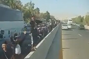 ببینید | سد کردن راه خودروهای عبوری توسط مردم از فرط تشنگی در نزدیکی مرز مهران