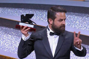 ببینید | لحظه اهدای جایزه بهترین فیلم به هومن سیدی در بخش افق‌ها در جشنواره ونیز
