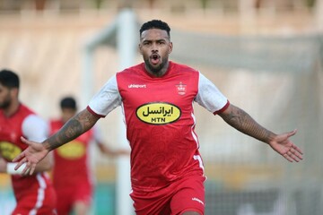 عکس| پیام کنایهآمیز یورگن لوکادیا با لباس پرسپولیس