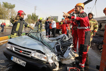 ببینید | ارابه مرگی به اسم پراید؛ له شدن پراید در پی واژگونی تریلی در مشهد!
