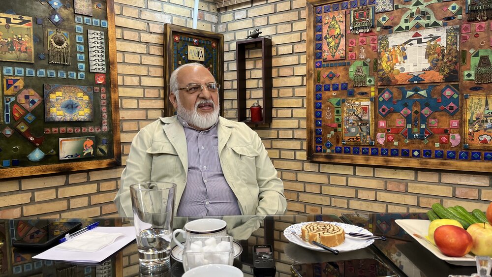 اگر خواص فاصله بگیرند روحیه مردم تضعیف می شود