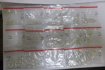 کشف سنگهای برلیان قاچاق در فرودگاه بندرعباس کشف سنگهای برلیان قاچاق در فرودگاه بندرعباس