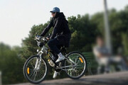 ببینید | تصاویری جالب از دوچرخه‌سواری دختر اصفهانی در مسیر کربلا