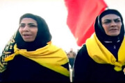ببینید | علم‌کشی خواهران منصوریان در مسیر کربلا