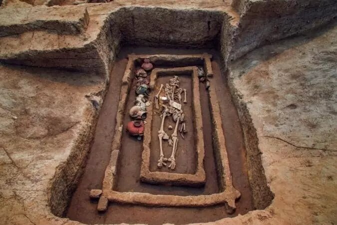 عکس | کشف قبرستان غول‌های 5 هزارساله در چین!