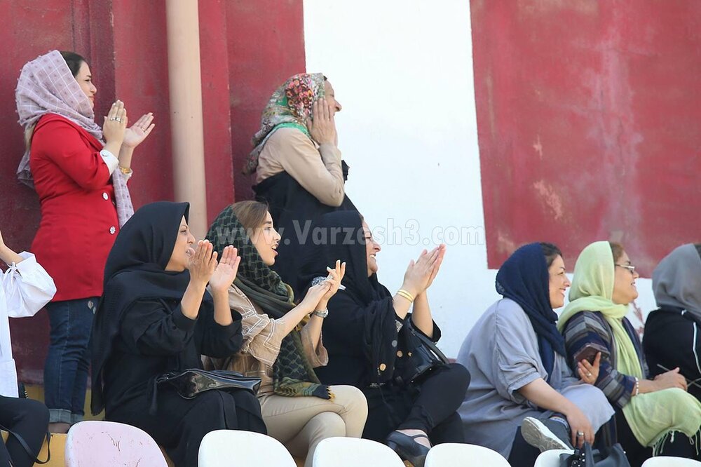 دربی نوجوانان با حضور تماشاگران زن/عکس