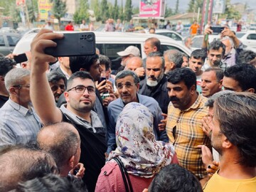  دیدار احمدی نژاد با هوادارانش در «شاندرمن» + عکس ها