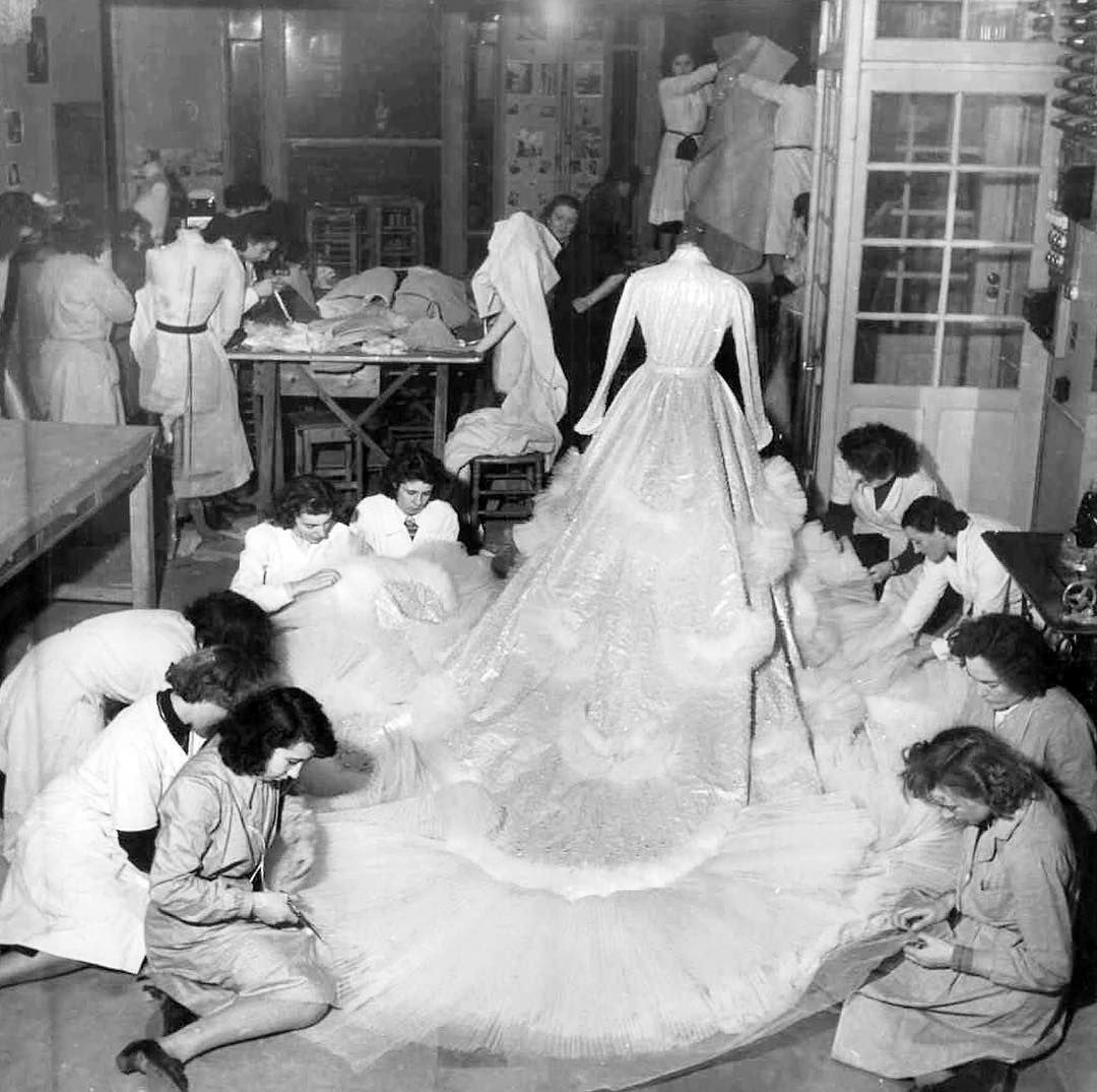 عکسی از  لباس عروسی ۳۰ کیلویی ثریا اسفندیاری ، همسر دوم محمدرضا پهلوی