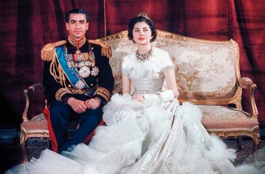   لباس عروسی ۳۰ کیلویی ثریا اسفندیاری ، همسر دوم محمدرضا پهلوی + عکس