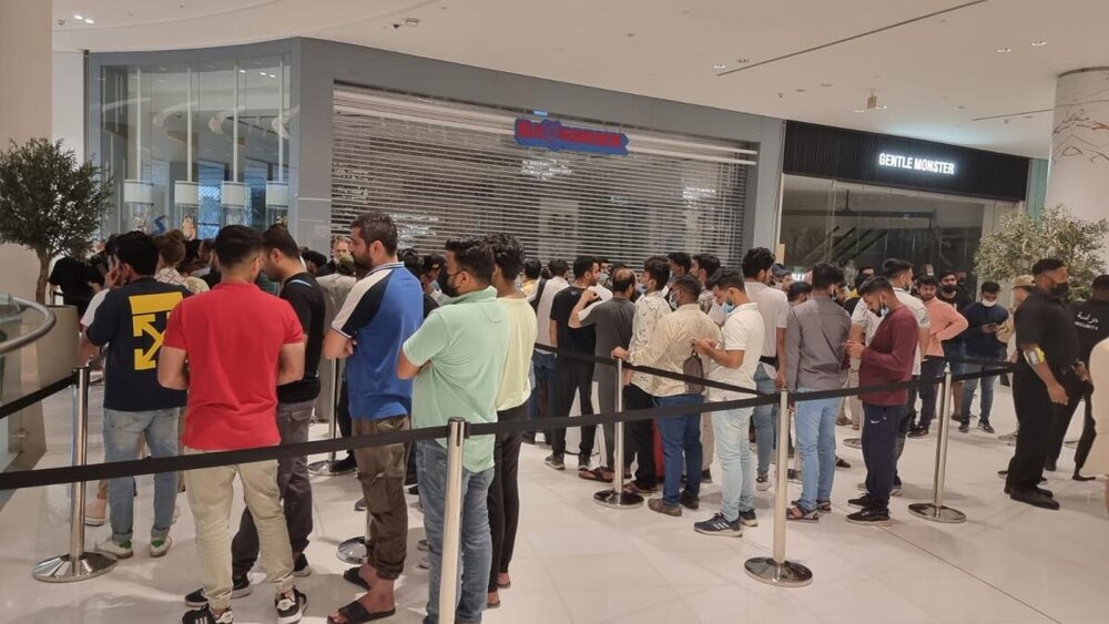 هجوم مردم به فروشگاه‌های اپل برای خرید آیفون ۱۴ / عکس