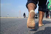 ببینید | درمان تاول پای زائران پیاده مسیر کربلا توسط امدادگران ایرانی
