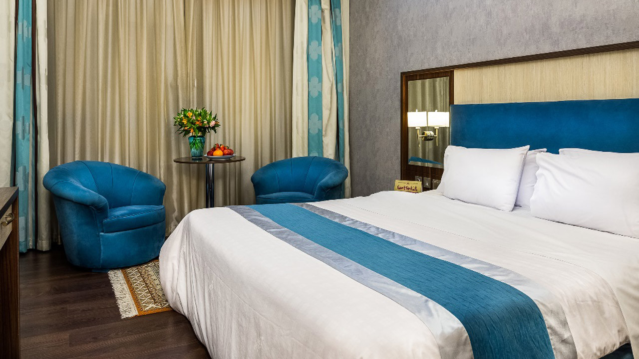 عالی قاپو اصفهان، هتلی در نصف جهان