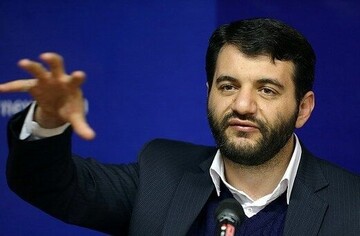 طعنههای پی در پی روزنامه دانشگاه آزاد به عبدالملکی: حرفهای وهم آلود می زنید / بپذیرید که اشتباه کرده اید