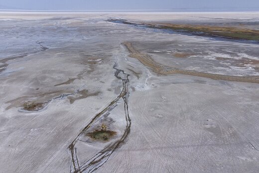 دریاچه ارومیه عمدی خشک شد؟/ پاسخ صریح معاون وزیر صنعت به شایعات