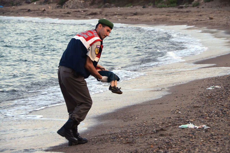 ببینید | تصاویر جنجالی و تلخ از پرتاب جنازه یک کودک به داخل دریا توسط پدرش