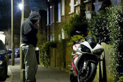 ببینید | لحظه فرار یک دزد از دست مالک موتورسیکلت بعد از سرقت ناموفق