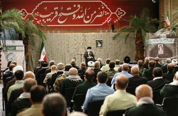 قائد الثورة الإسلامية يستقبل مجموعة من أبطال وقادة الدفاع المقدس