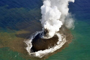 ببینید | تصاویر محیرالعقول از فوران آتشفشان زیر دریایی در تونگا