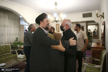 حضور سید حسن خمینی در منزل شهیدان رحمانی حضور سید حسن خمینی در منزل شهیدان رحمانی
