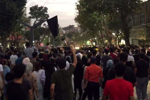 ببینید | گزارش تسنیم از ورود مردم برای خاتمه تجمعات در مشهد