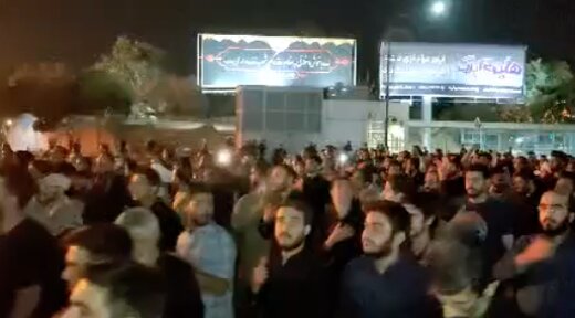 ببینید | تجمع مردم مشهد در اعتراض به آتش زدن موکب‌های پذیرایی از زائران امام رضا توسط اغتشاشگران
