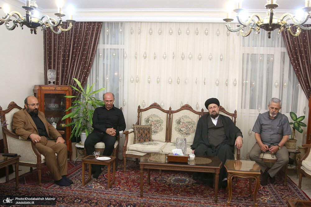 حضور سید حسن خمینی در منزل شهیدان رحمانی