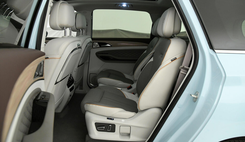 تصاویر | خودروی چینی پرآپشن با قیافه کادیلاک در بازار ایران