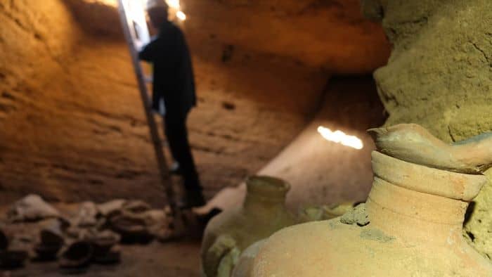 تصاویر خیره‌کننده از اشیاء باستانی یک غار مخفی!