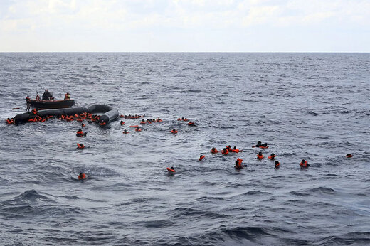 ببینید | لحظه تلخ غرق شدن قایق پناهجویان وسط اقیانوس