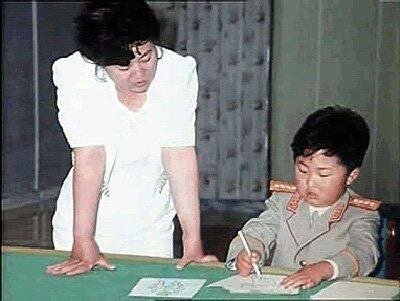 عکس | تصویری از رهبر کره شمالی در دوران کودکی با لباس نظامی کنار مادرش