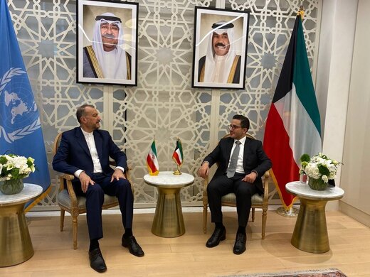 وزير الخارجية الايراني يبحث ونظيره الكويتي في توسيع العلاقات بين دول الجوار