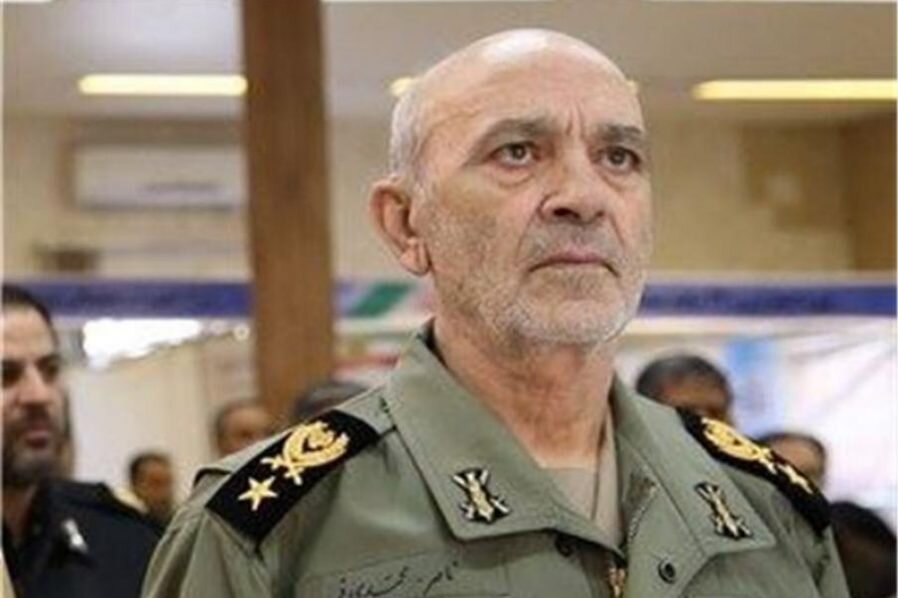 فرمانده کل ارتش «نشان فداکاری» را به فرمانده پیشین نیروی زمینی ارتش اعطا کرد