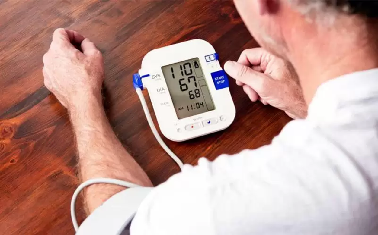 دستگاه فشار سنج و اکسیژن خون چه مارکی بخرم؟