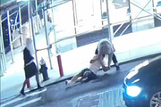 ببینید | لحظه زورگیری دو مرد از یک شهروند وسط خیابان به خاطر یک ساعت گران‌قیمت!