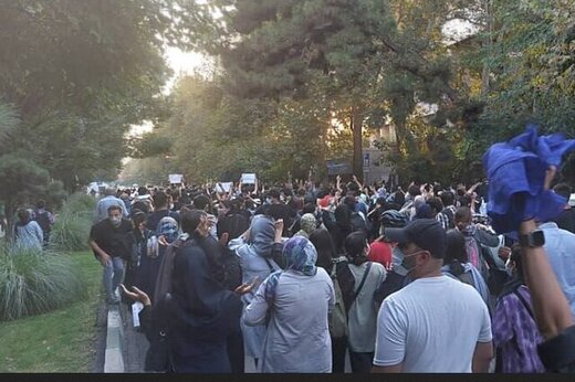 تحلیل فاضلی از شعارها و ترکیب معترضان / اعتراضات 78 تا 98 جلوههای بحران تصویر آیندهاند / زنان در تصویر آینده رسمی جایی برای خود نمی بینند