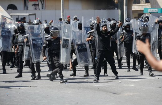 ببینید | درگیری حامیان جریان صدر با نیروهای امنیتی در بغداد