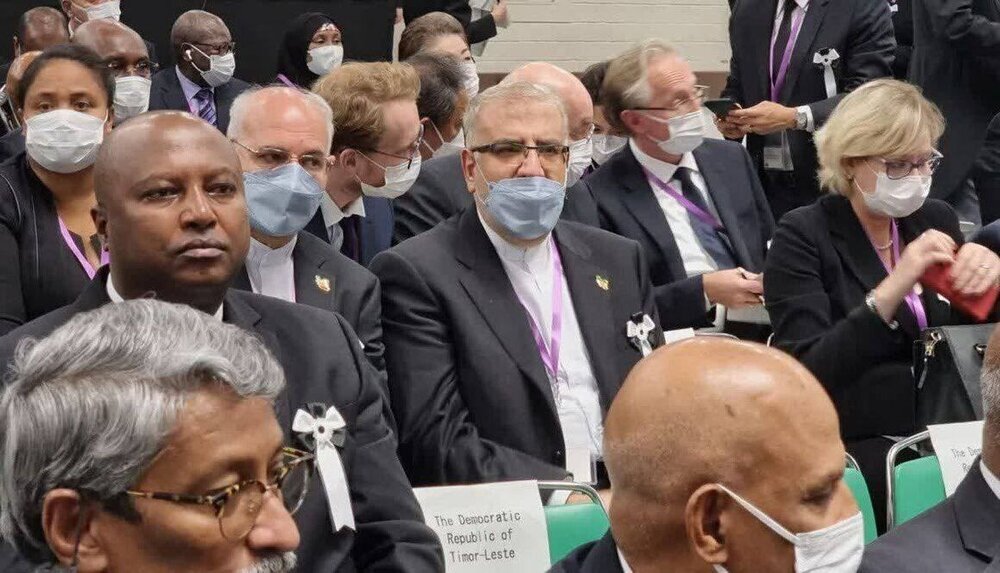  نحوه عجیب ماسک زدن وزیر نفت در آیین تدفین نخست وزیر ژاپن/ عکس